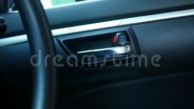 关闭开关电动锁门工作时，司机`手按按钮在汽车上，以确保安全。 技术和运输